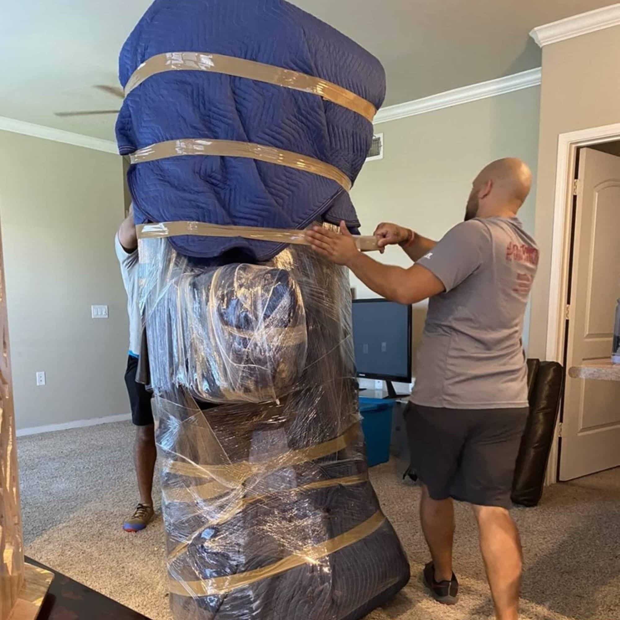 Power Mover Crew Packing Couch for Appartment Moving Services